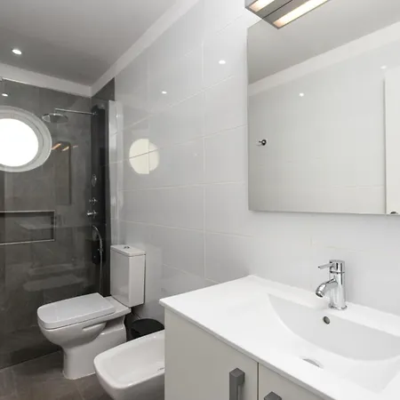 Location - Walk To The Beach, Shops & Dining Apartmán Playa de las Americas (Tenerife)