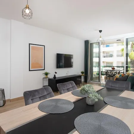 Location - Walk To The Beach, Shops & Dining Lägenhet