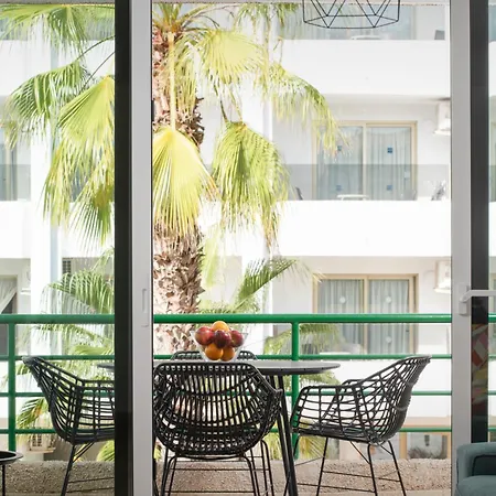Location - Walk To The Beach, Shops & Dining Apartment *