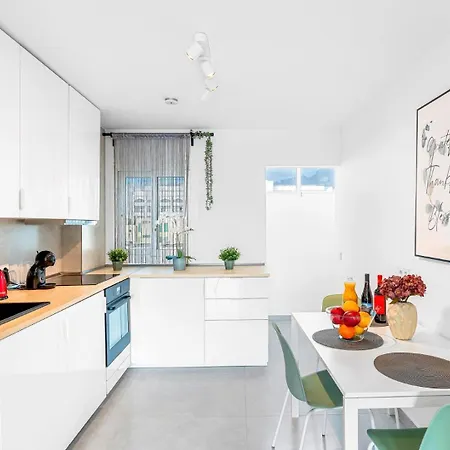 Location - Walk To The Beach, Shops & Dining Apartment Playa de las Americas (Tenerife)
