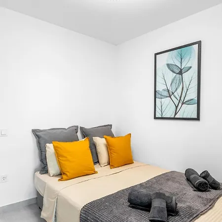 Apartment Location - Walk To The Beach, Shops & Dining *