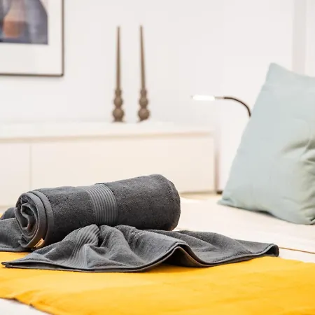 Location - Walk To The Beach, Shops & Dining Lägenhet *