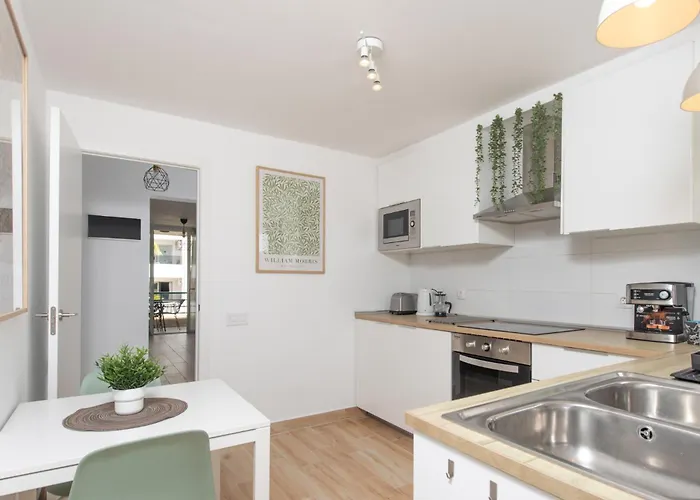 Location - Walk To The Beach, Shops & Dining *