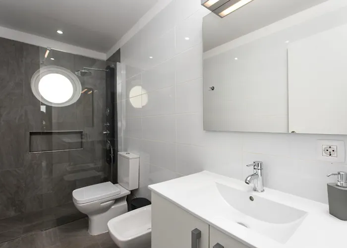 Location - Walk To The Beach, Shops & Dining Appartement Playa de las Américas