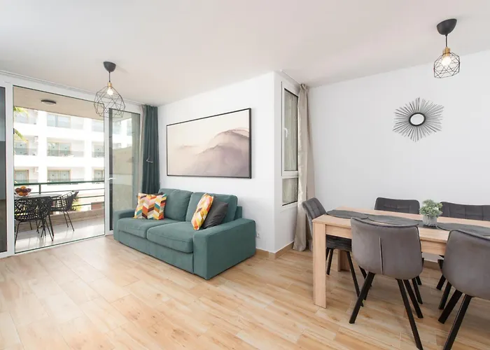 Location - Walk To The Beach, Shops & Dining