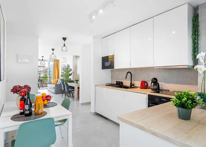 Location - Walk To The Beach, Shops & Dining Playa de las Américas