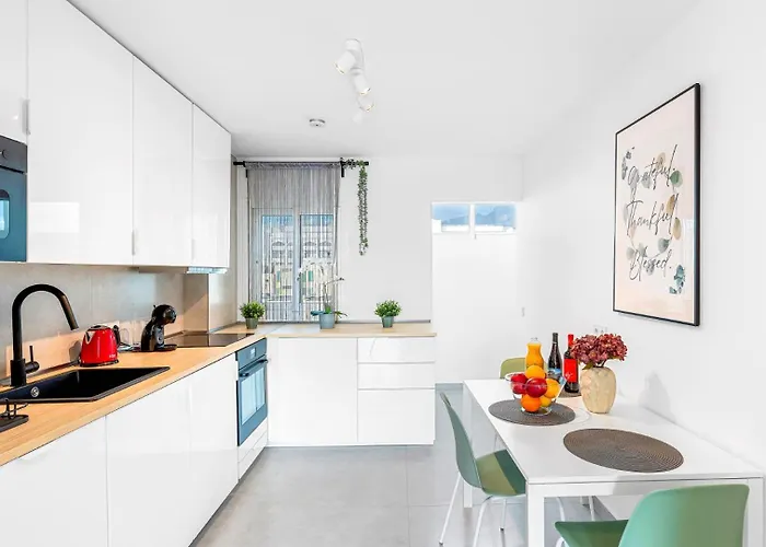 Location - Walk To The Beach, Shops & Dining Appartement Playa de las Américas