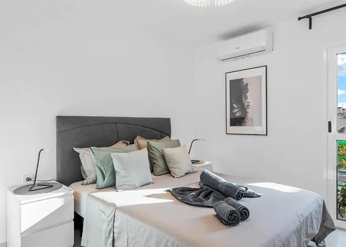 Location - Walk To The Beach, Shops & Dining Appartement Playa de las Américas